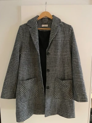 Kappa rutig MNG - Rutig kappa i svart och vitt från märket MANGO OBS ‼️ - kids 13-14 år (164 cm) , kan också användas av XS.