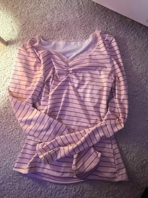 ljusrosa randig långärmad tröja med spets🎀🎀 - Säljer en ljusrosa långärmad tröja som jag fick i julklapp förra året men har inte använt den för det är inte min stil 