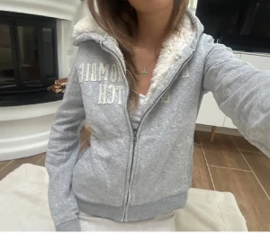 Grå teddyjacka Abercrombie & Fitch XL - !första bilden är lånad!   Super fin zip står XL på lappen men passar mig som har XS/S då andra bilden är på mig❣️ hör av er för frågor