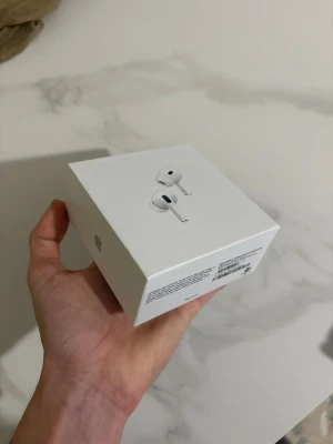 AirPods Pro (2nd generation) med MagSafe-laddningsetui (USB-C) - Säljer ett par AirPods Pro (2nd gen) med MagSafe-laddningsetui (USB-C). Komplett med originalförpackning, extra öronkuddar och laddkabel. Mycket fint skick, inga synliga repor eller skador. Perfekt för brusreducering och trådlös musikupplevelse.