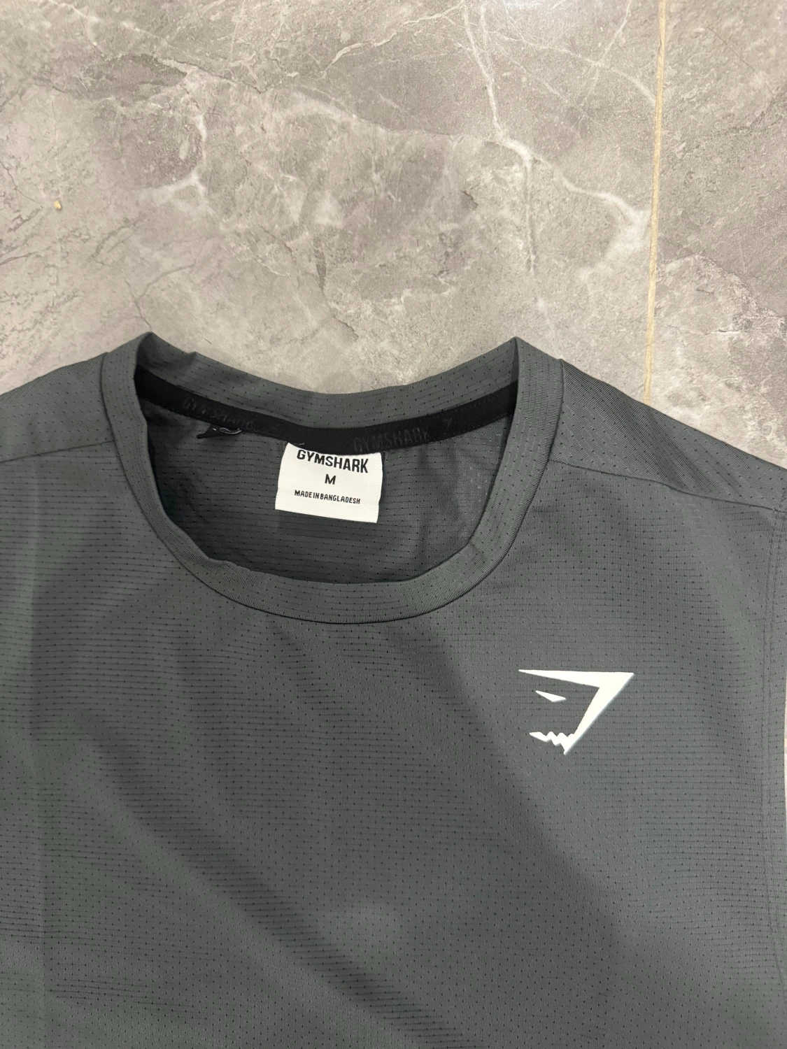 Mörkgrå ärmlös linnetopp från Gymshark - 1