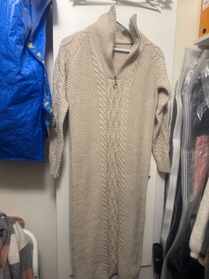 Lång tjock klänning  - En lång tjock klänning för kalla vädret som är både elegant och bekväm till vardagar.