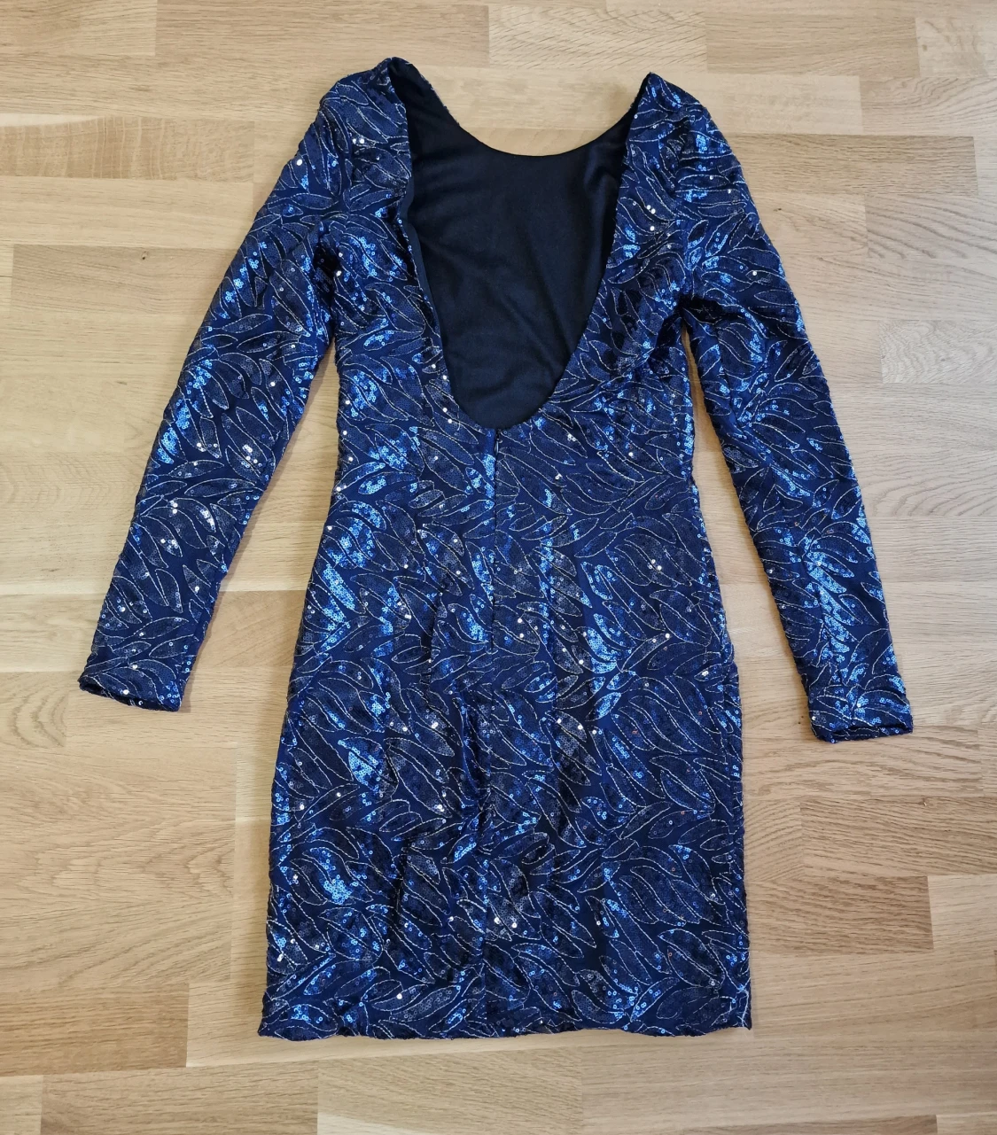 Glittrig marinblå klänning - 3
