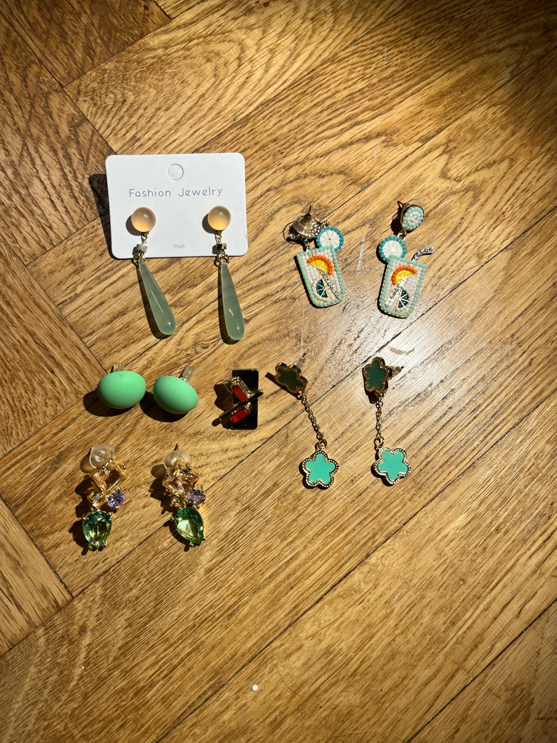 Mix av fem par örhängen i grönt - 2