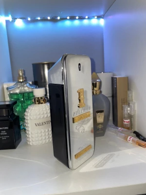 1 Million Lucky 200ml byte/sälj - Stor flaska av 1 Million Lucky från Paco Rabanne, 200 ml. Denna är väldigt sällsynt och säljs inte längre! Kom med bytesförslag. är runt 160 ml kvar.