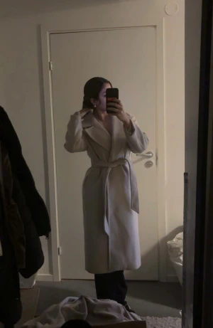 Beige kappa - Såljer nu en så fin och skön beige kappa som jag har köpt från ASOS. Har använt några enstaka gånger, så den är i fint skick. Kappan är i ullblandning och håller en varm. Köpte för ca 2000 kr💕