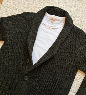 Stickad Cardigan - Säljer nu denna sjukt feta koftan som är perfekt till vintern!!🌤️❄️| Hör gärna av dig!!✌🏻👑