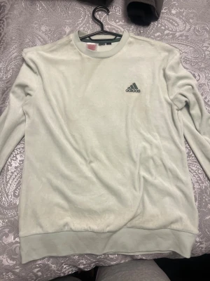 Adidas tröja - Adidas tröja storlek S passar för både
