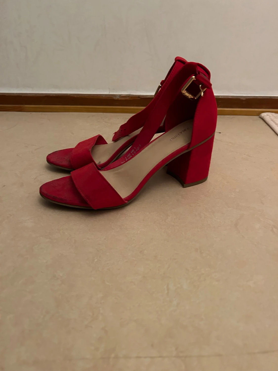 Röda klackskor Säljes! 