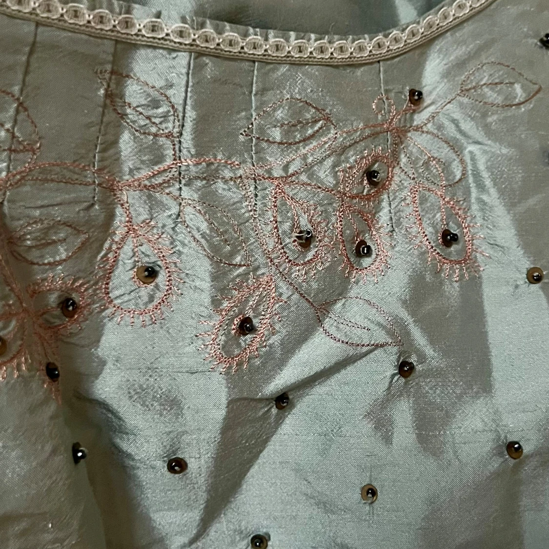 Mintgrön broderad linnetopp i siden - 4