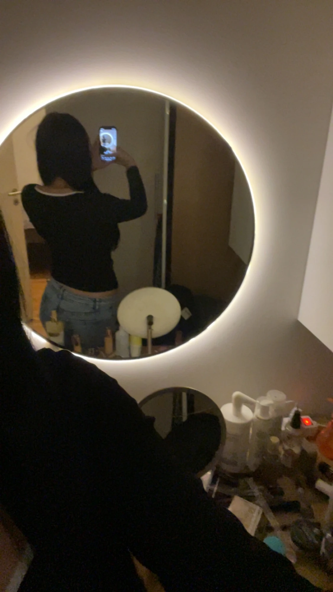 Svart tröja med vit detaljer 