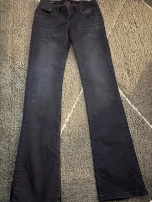 Mörkblå bootcut jeans från Ltb - Snygga mörkblå jeans från Ltb 💙 Dem är i storlek 26/34! Nyskick