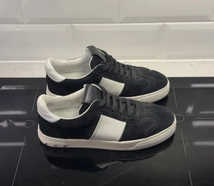 Valentino Flycrew  - Valentino flycrew skor i nyskick | Storlek 36 | Fråga om innermått vid osäkerhet | Endast 1 nit borta | Box och dustbag går att fixa! | Hör av dig vid frågor eller funderingar!