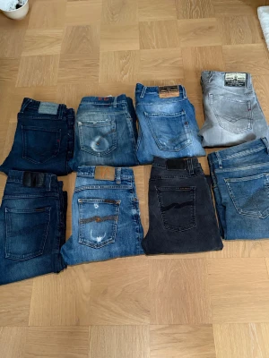 Jeans - EN BRA DEAL!!!! Säljer jeans som inte kommer till användning. Har tagit hand om alla jeans, alla är i bra skick. Några i ny skick! Alla Nudie jeans säljer jag för 399 kr/st, dondup 499kr/st, replay 399 kr/st, tiger of sweden 199kr/st. Pris går att diskutera, vi fixar en bra deal om du köper flera styckna! Va inte rädda för att höra av er angående frågor om storlekar samt passform.