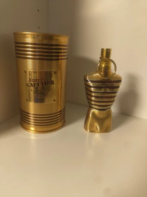 Jean Paul Gaultier Le Male Elixir - Snygg och lyxig parfym i guldutförande från Jean Paul Gaultier. Le Male Elixir, 75 ml, tillverkad i Frankrike. Ungefär 60-65ml kvar, jag har kvitto för den som vill se! 