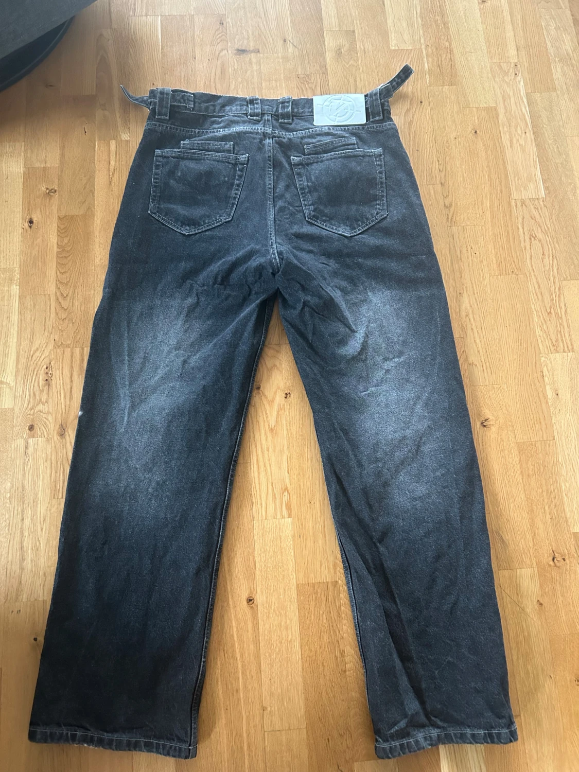 Svarta vicinity jeans med tvättat look