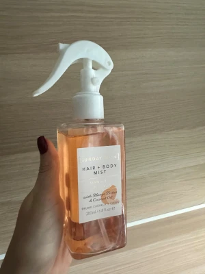 Sunday Rain Hair + Body Mist - Mist för hår och kropp med mango butter och coconut oil. Volym: 200 ml. Använd en gång. 