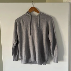 Grå merinoull hoodie - Sjukt snygg merinoull hoodie som är helt oanvänd då den tyvärr inte passade på mig, skulle säga att den passar s eller xs, en riktigt snygg hoodie som kommer ge köparen många komplimanger;)