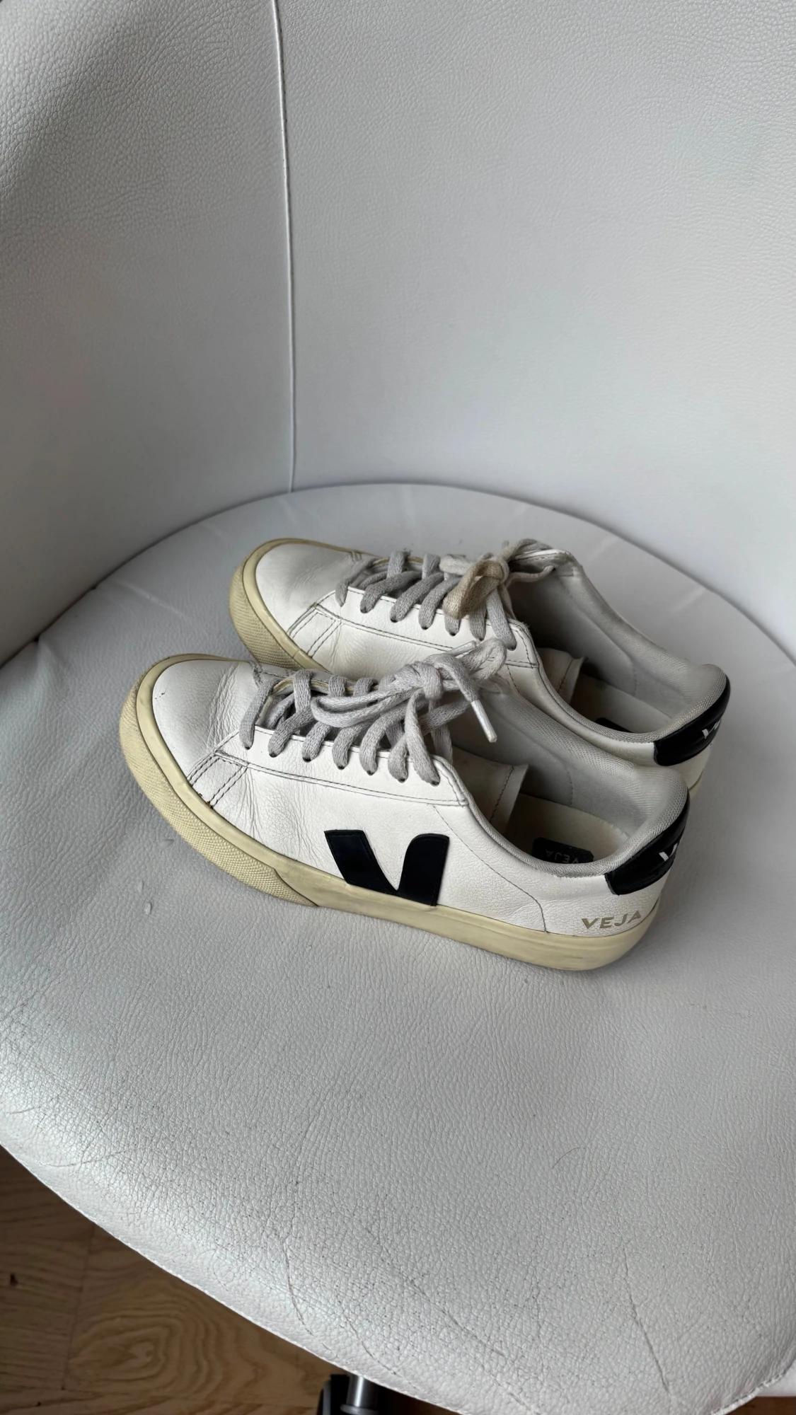 Vita Veja sneakers med svart detalj