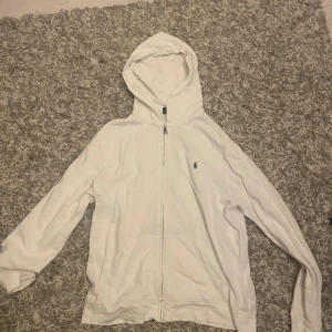 Rauplh Lauren hoodie - En riktigt najs hoodie med zipper rauplh lauren,inga fläckar och inga skador. LITEN I STORLEKEN PASSAR SNARARE M