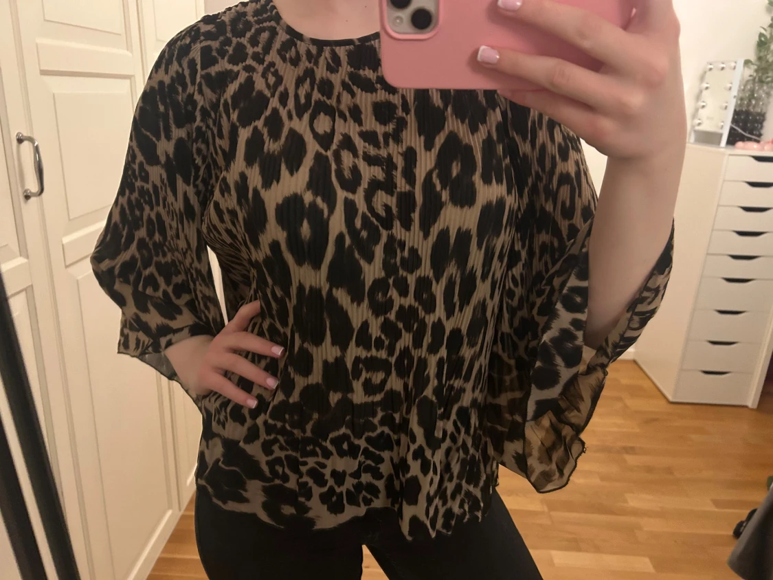 Leopardmönstrad blus med vida ärmar