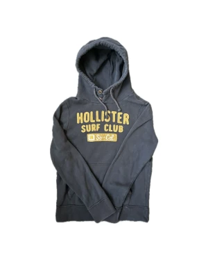 2000s Hollister hoodie med knappar (Sällsynt) - Säljer nu denna sjukt snygga och unika Vintage 2000s Hollister hoodie med knappar och ett riktigt stilrent tryck😊 Passar perfekt till allt🤩 Den är både varm och bekväm och passar därför nu till vintern ❄️! Säljs ej längre och är därför väldigt eftertraktad 🤝 Skriv vid funderingar 📲