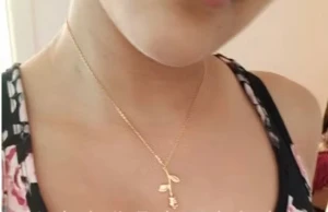 Halsband med ros i guld, silver eller roséguld - Snyggt halsband med en detaljrik ros som hänge. Finns i guld, silver och roséguld. Kedjan är tunn och smidig, och rosen har två blad på stjälken. Perfekt accessoar för dig som gillar romantiska och trendiga smycken. 115kr/st 