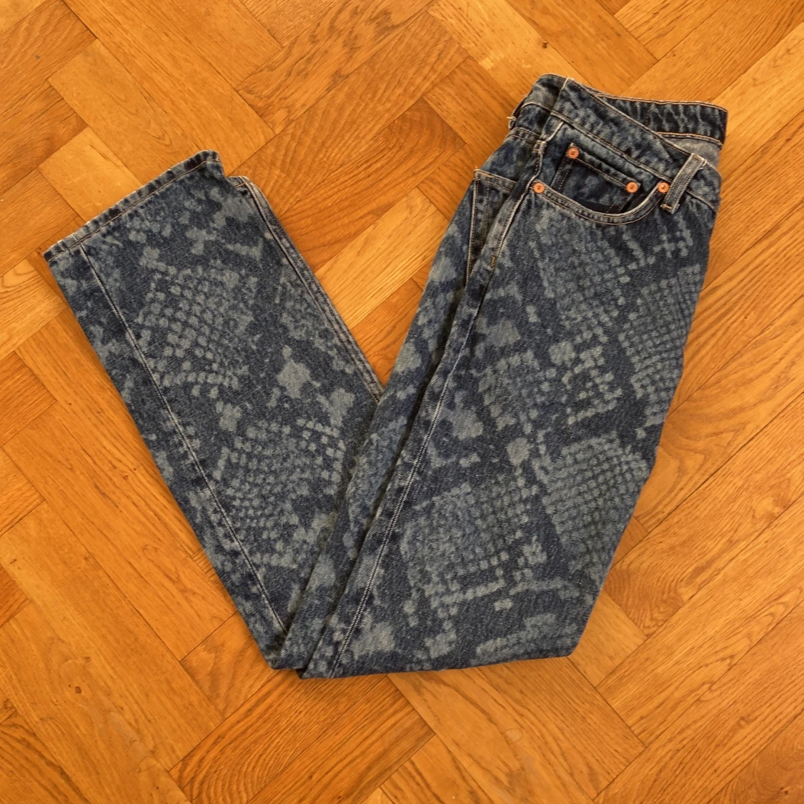 Weekday jeans med ormmönster, stl 27