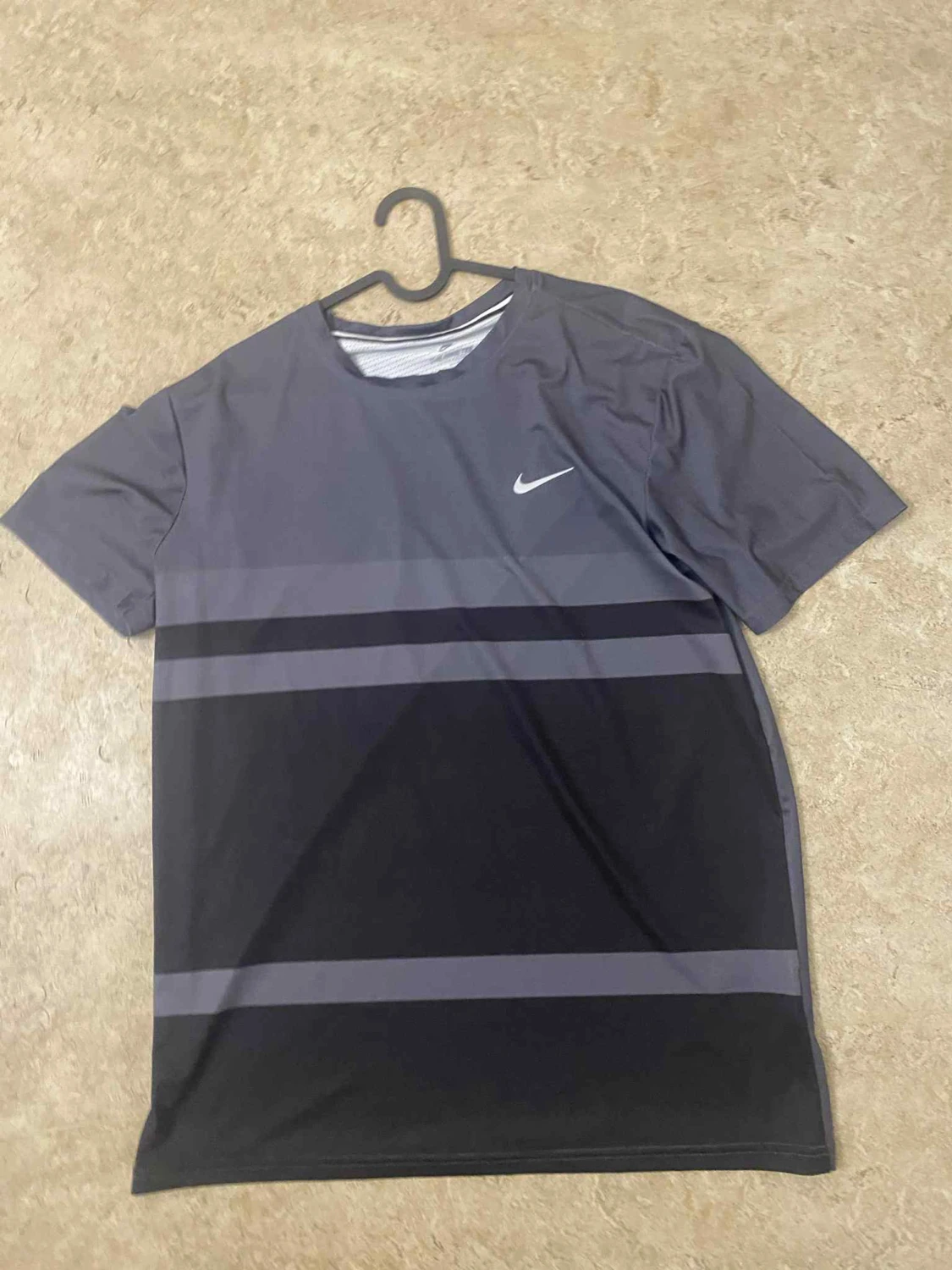Nike Dri-Fit grå t-shirt med ränder