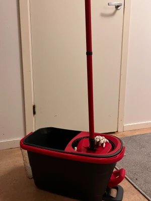 Skurhink med moppskaft (hela settet) - Helt nytt sett, säljer både hinken och moppen. Har använt bara ett par gången, är som ny. Säljer eftersom har redan en hemma, behöver inte 2 stycken. Vid funderingar fråga gärna ❤️
