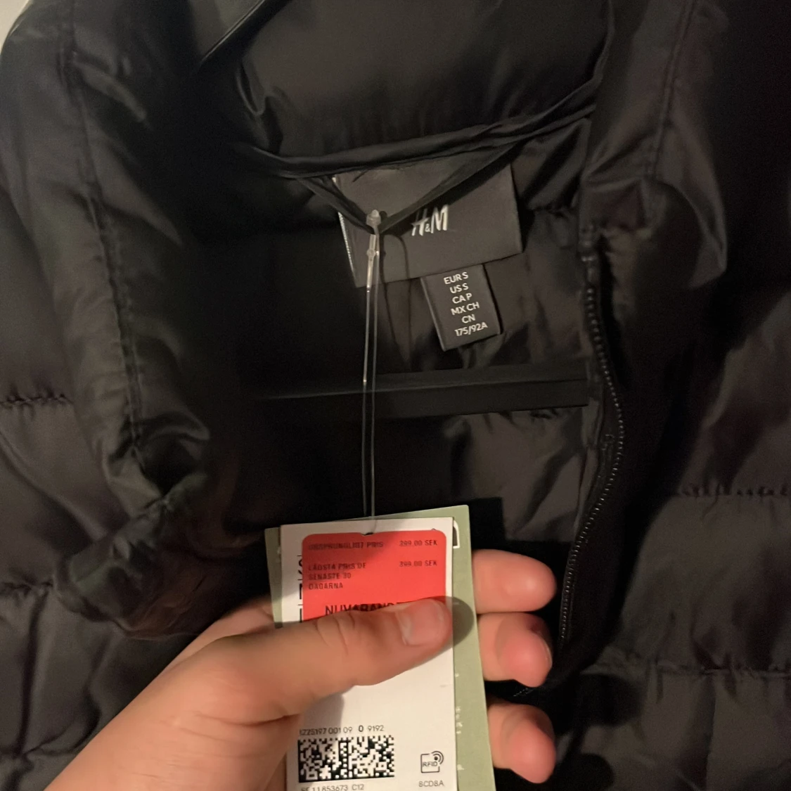 Svart quiltad dunväst från H&M - 1