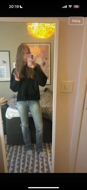 Ljusblå håliga jeans - Säljer mina jätte fina ljusblåa håliga jeans då jag tyvärr inte har någon användning för dom då de inte riktigt passar till min stil. Jag köpte dom här på vinted från en tjej som använt dom 1-2 ggr och de är samma för mig. De är ungefär storlek xs/s och jag är 165cm men dom är för långa för mig men funkar.🩷Innerbenslängden är ungefär 80 och midjemåttet tvärs över är 36-37 ungefär!