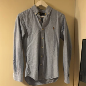 Ljusblå skjorta från Polo Ralph Lauren - Klassisk ljusblå skjorta från Polo Ralph Lauren i slim fit-modell. Skjortan är stilren och i storlek XS. Pris kan diskuteras vid snabb affär! 