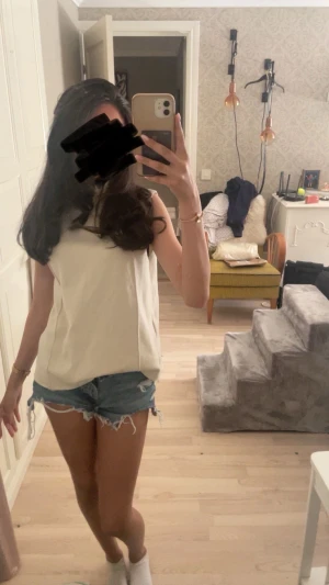 Beige tröja med polokrage - Säljer 2st likadana beiga tröjor från Zara med hög ribbad polokrage. (200kr styck)