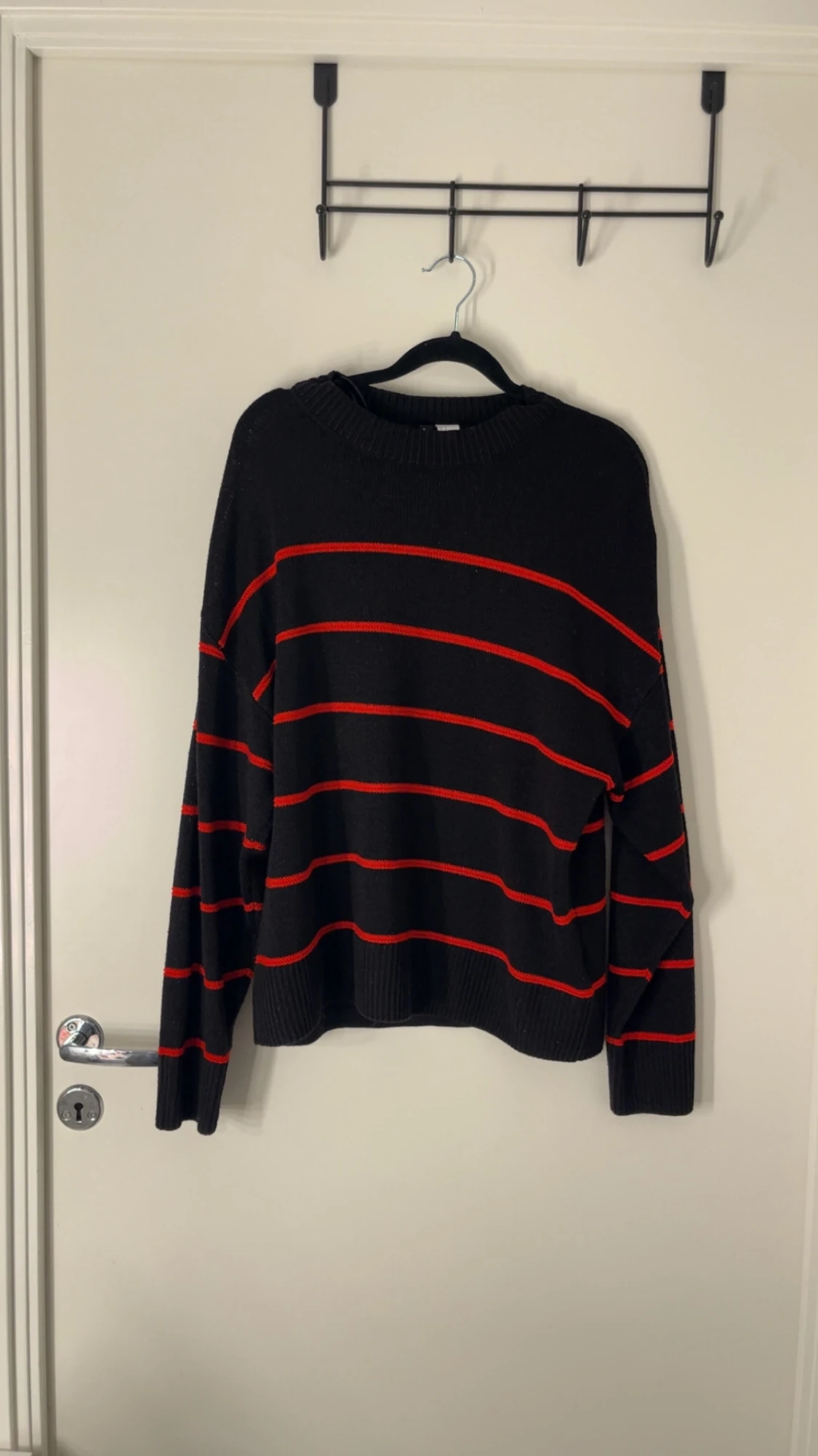 Svart stickad tröja med röda ränder - 1