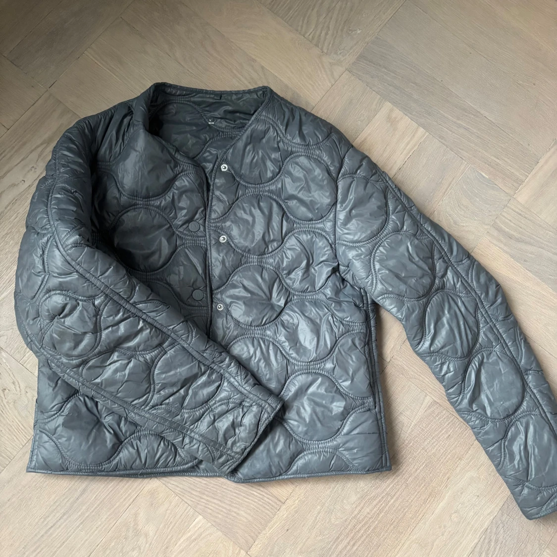 Grå quiltad pufferjacka XS