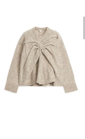 Beige stickad tröja med knutdetalj - Super fin och unik stickad tröja från Arket🩷använt fåtal gånger, perfekt nu inför vinter och kallare dagar 