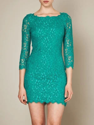 Grön spets klänning från Diane von Furstenberg - Snygg grön spets klänning från Diane von Furstenberg med blommigt spetsmönster och 3/4-ärmar. Klänningen har en figurnära passform och en guldig dragkedja i ryggen. Perfekt för dig som vill sticka ut med färg och detaljer. Klänningen är i storlek US 4