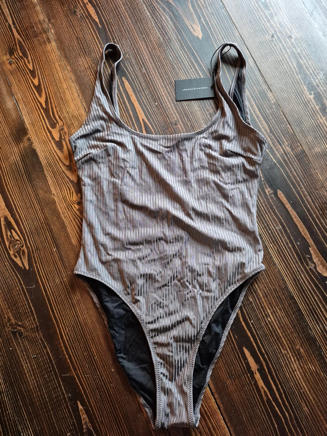 Grå ribbad baddräkt från Understatement