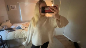 Beige stickad tröja - Supermjuk stickad tröja i beige med rund hals och långa ärmar. Perfekt för lager-på-lager och chill dagar. Enkel och stilren design som är lätt att matcha med jeans eller leggings.