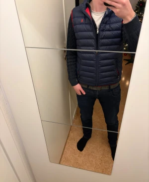 Väst från Ralph Lauren  - Tja, säljer en riktigt snygg Ralph lauren väst. Den är storlek XL barn men det är samma som vuxen S. Det är en mörkblå väst med röd insida vilken är väldigt stilrent. Bara att höra av sig vid minsta fundering. Priset är diskuterbart😁