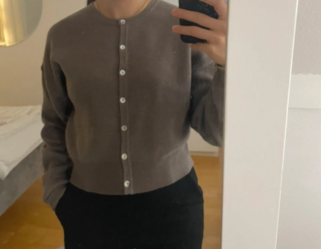 Brun kofta med knappar