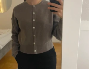 Brun kofta med knappar - Knappt använd 