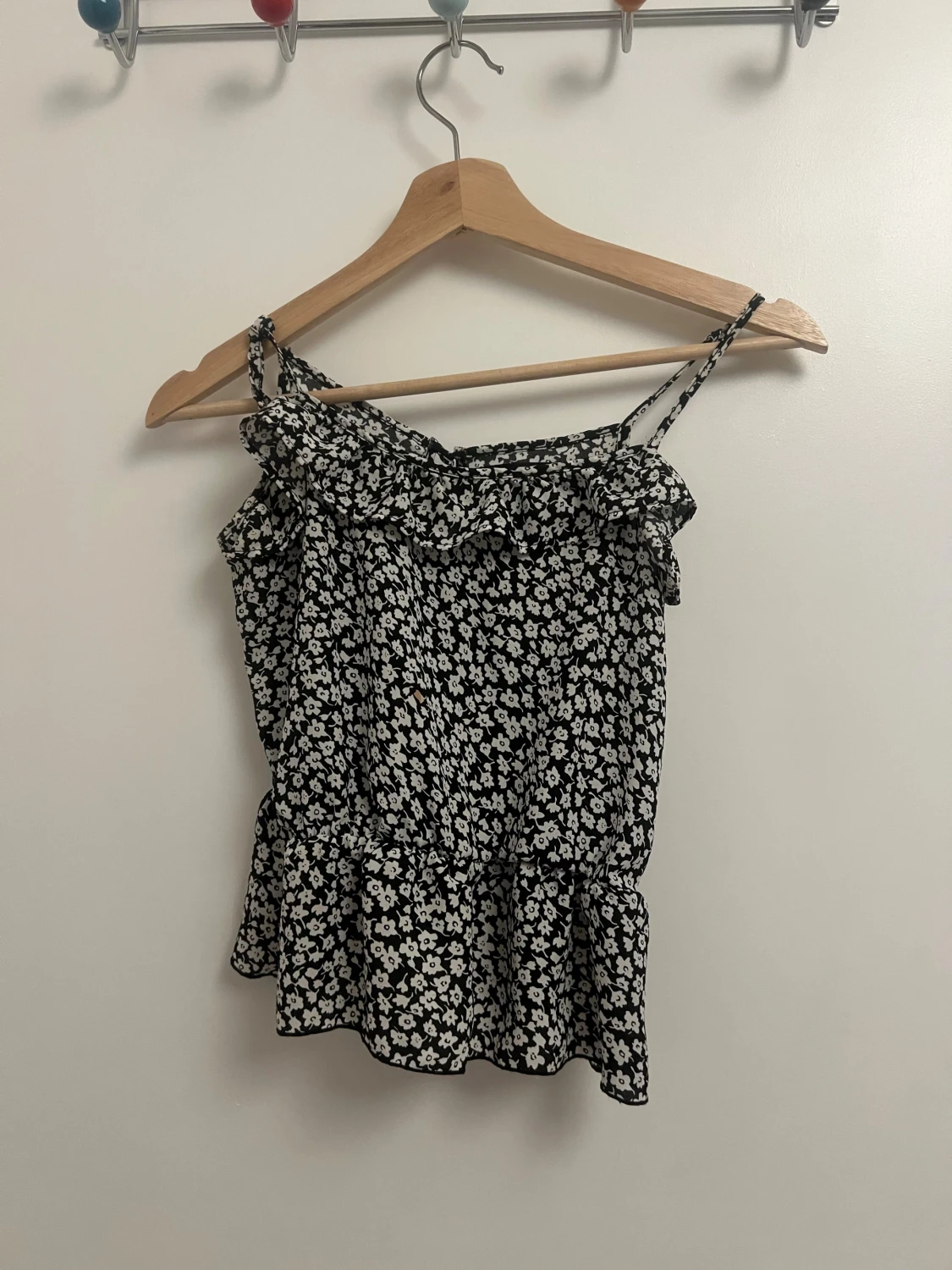 Brun blommig linnetopp med volang