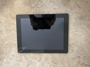 Apple iPad 4 - Apple iPad 4 med 9,7-tums skärm. Fungerar bra, men har en spricka i glaset och några repor på baksidan. Perfekt för surf, appar och streaming. Säljs i befintligt skick, se bilder för detaljer. Klassisk design med silverfärgad baksida och svart front.