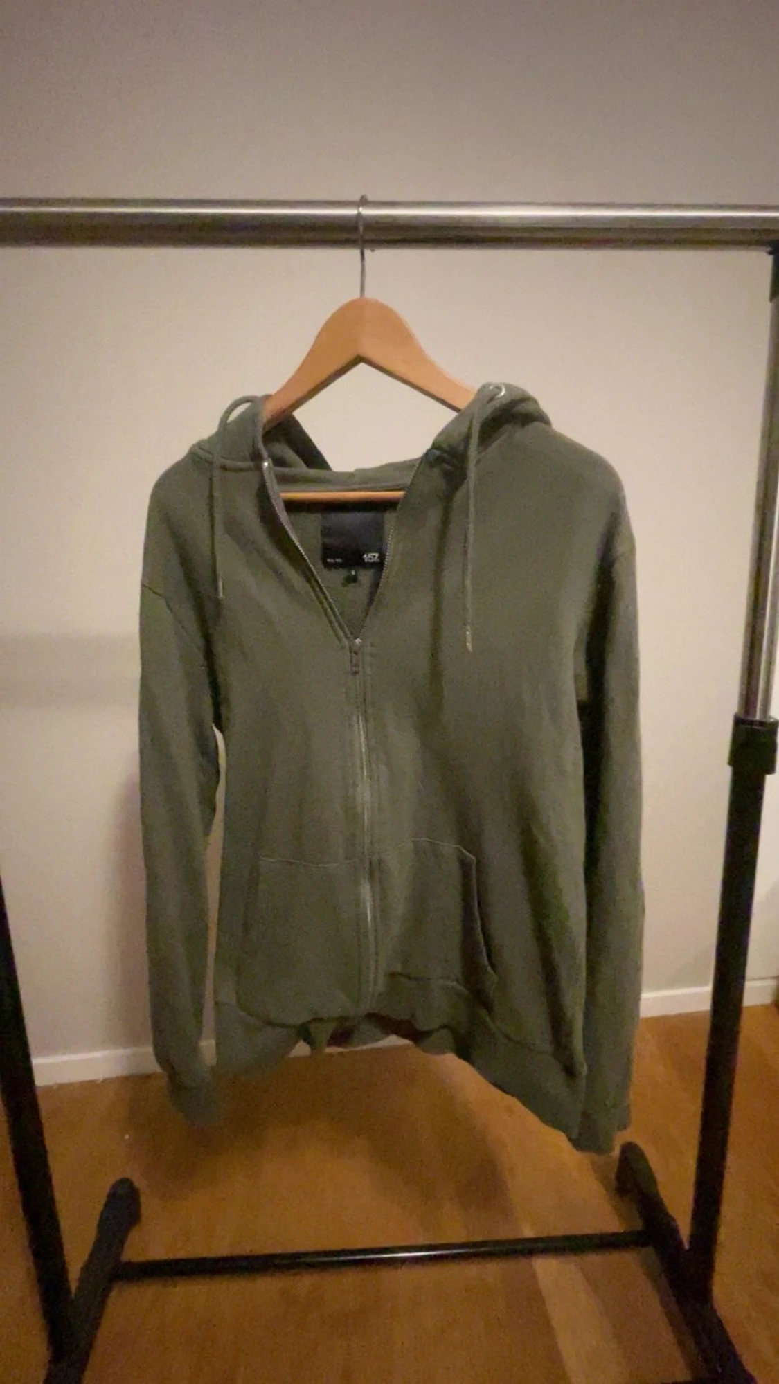 Olivgrön hoodie från 157 med dragkedja