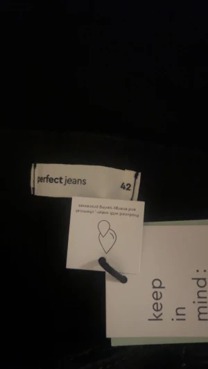 Svarta bootcut jeans från Gina Tricot - Säljer ett par svarta y2k-inspirerade bootcut jeans från Gina Tricot i storlek 42. Modellen är lågmidjad med klassisk bootcut passform och har snygga fickdetaljer bak. Perfekta för dig som gillar retrovibbar och vill ha en stilren look.