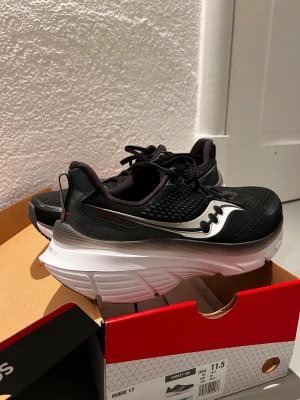 Saucony Guide 17 Wide  - Svarta löparskor Saucony Guide 17 Wide. Testade 1 gång utomhus! Storlek 46. Nypris & köpta för 1849kr.