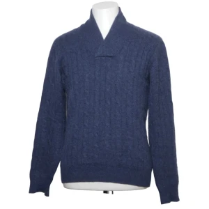 Kashmir kofta ifrån Davida Cashmere - En kashmir kofta i storlek S till salu. Den är i fint skick och nypris 2499 kr! Så detta är möjligheten för dig att köpa en hög kvalitativ kofta för ett väldigt bra pris