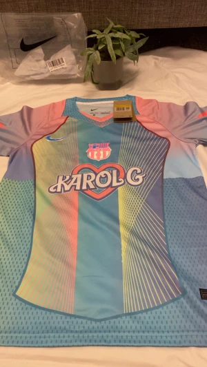 Barca tröja X collab Karol G - En fin nike barca tröja collab med karol G För mer information kom pv!